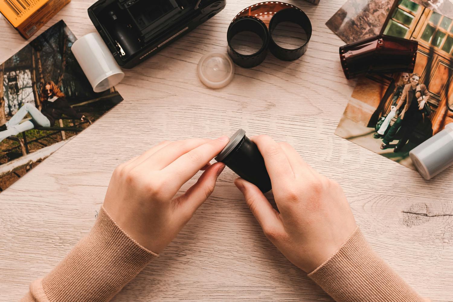 Fremkalling. I fotobutikken kan du vanligvis få fremkalt analoge filmruller som papirbilder og digitale filer.